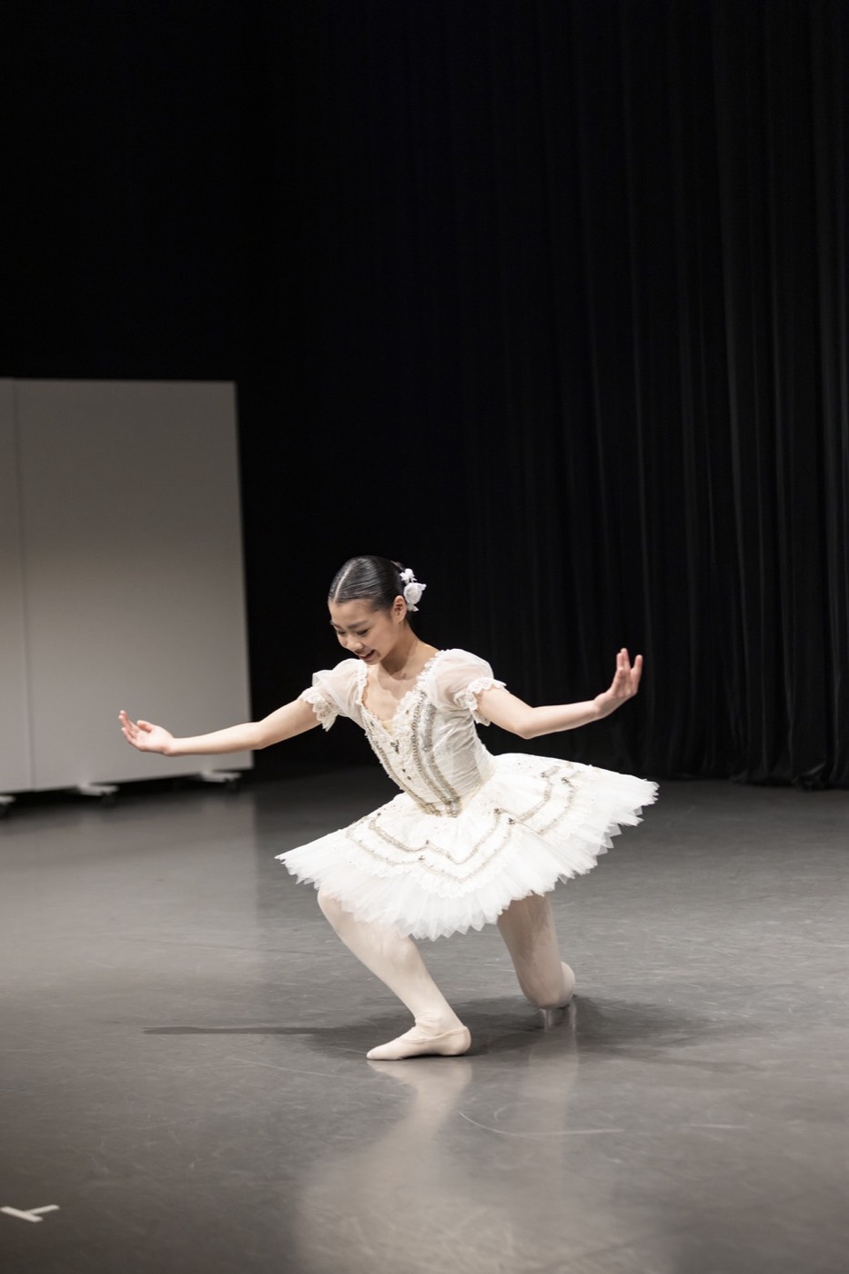 白いクラシックチュチュでソロを踊るダンサー